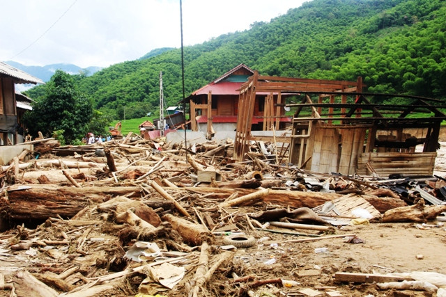 Lối đi trong bản Sa Ná chỗ nào cũng gỗ, củi