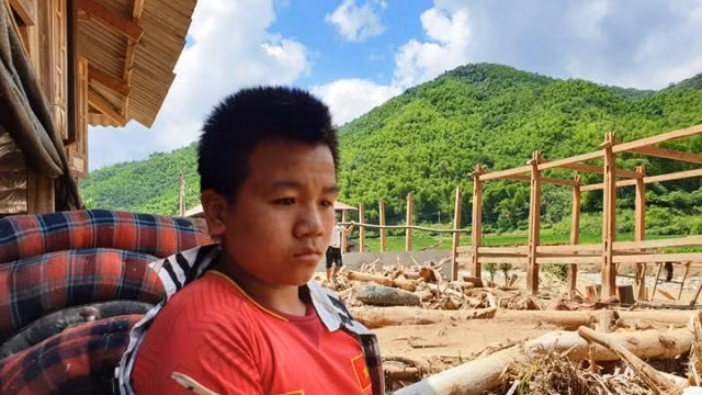 Còn em Ngân Việt Hùng (lớp 9, Trường THCS Na Mèo), bần thần vì lũ cuốn hết nhà cửa, đồ đạc, sách vở.