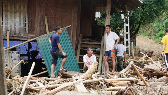 Người dân bản Sa Ná ngẩn ngơ trước sự tàn phá của lũ dữ.