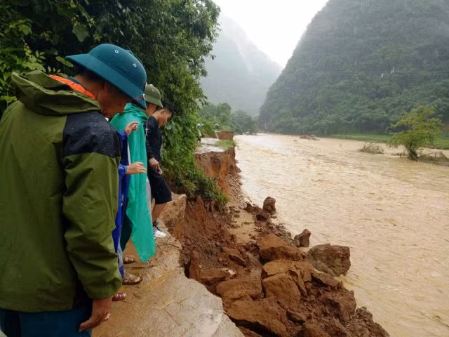 Bờ sông Luồng đang bị sạt lở do lũ gây ra.