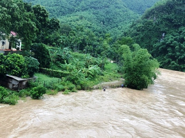 Nước sông Lò (huyện Quan Sơn) đang dâng rất cao.