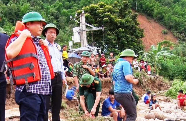 Thứ trưởng Bộ NN&PTNT Nguyễn Hoàng Hiệp (mặc áo phao) chuẩn bị vượt sông Luồng, tiếp cận người dân vùng bị cô lập.