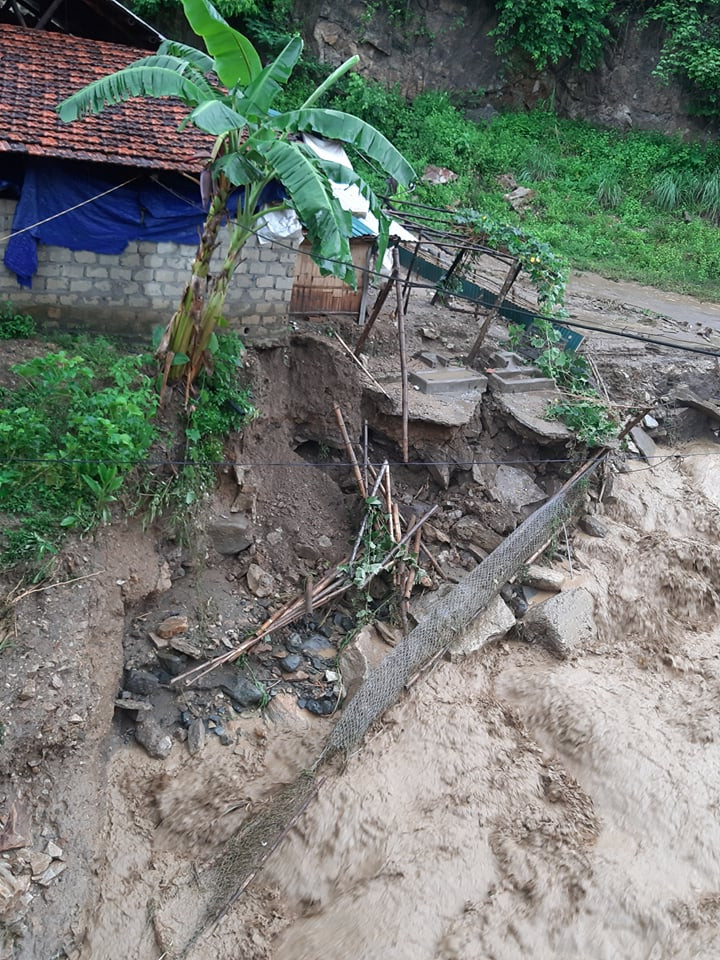Một ngôi nhà của dân ở huyện Mường Lát đang có nguy cơ sạt lở xuống suối