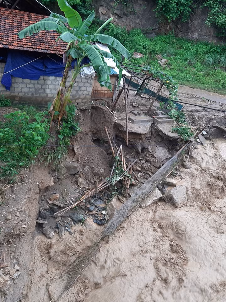 Một ngôi nhà của dân ở huyện Mường Lát đang có nguy cơ sạt lở xuống suối