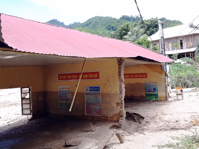 Điểm trưởng bản Son - Trường Tiểu học Na Mèo sau khi lũ tràn qua.