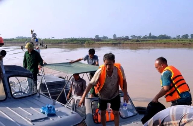 Những ngư dân bị chìm tàu được lực lượng Bộ đội Biên phòng cứu sống sáng ngày 7/8