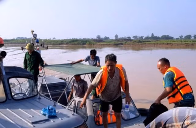 Những ngư dân bị chìm tàu được lực lượng Bộ đội Biên phòng cứu sống sáng ngày 7/8