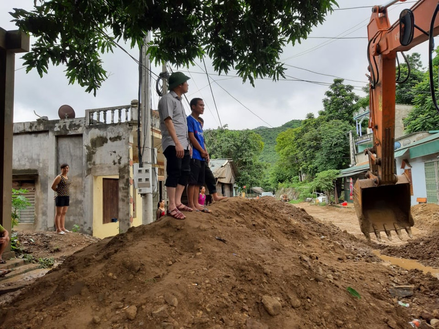 Chủ tịch UBND huyện Mường Lát Cao Văn Cường đi chỉ đạo khắc phục thiên tai. Chủ tịch UBND huyện Mường Lát Cao Văn Cường đi chỉ đạo khắc phục thiên tai.