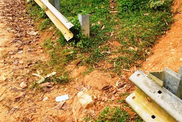 Không chỉ tháo bu lông, kẻ gian còn lấy cả những tấm hộ lan trên đường.