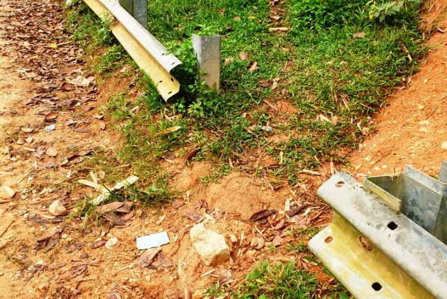 Không chỉ tháo bu lông, kẻ gian còn lấy cả những tấm hộ lan trên đường. Không chỉ tháo bu lông, kẻ gian còn lấy cả những tấm hộ lan trên đường.