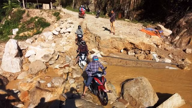 Mặt đường bị tàn phá tan hoang