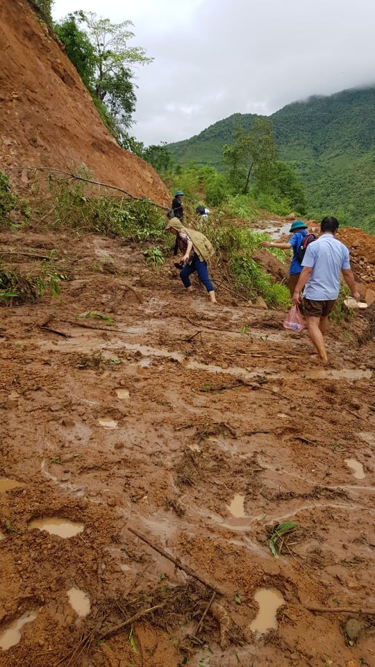 Quốc lộ 15C bị sạt lở, khiến giao thông chia cắt huyện Mường Lát. Quốc lộ 15C bị sạt lở, khiến giao thông chia cắt huyện Mường Lát.