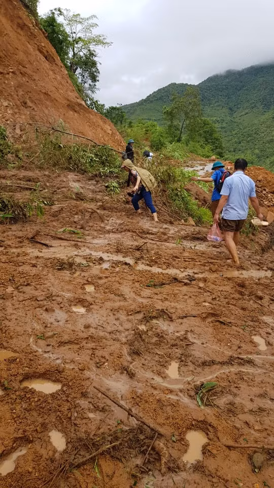 Quốc lộ 15C bị sạt lở, khiến giao thông chia cắt huyện Mường Lát. Quốc lộ 15C bị sạt lở, khiến giao thông chia cắt huyện Mường Lát.