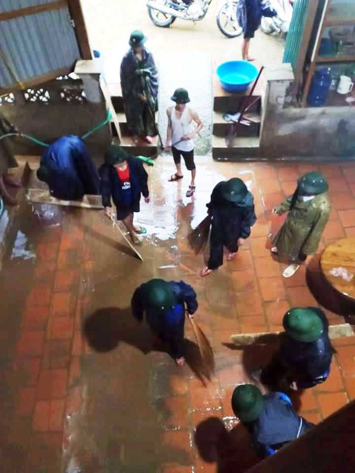 Bộ đội tập trung giúp dân dọn dẹp nhà cửa