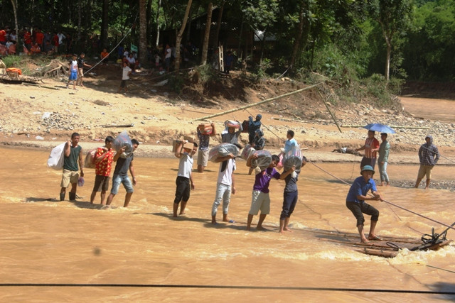 Đưa hàng cứu trợ qua sông Luồng rất khó khăn