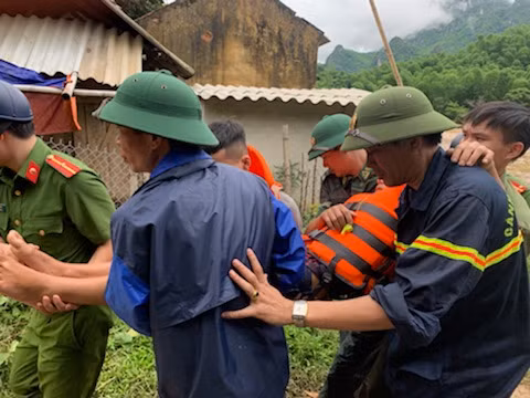 Lực lượng cứu nạn, cứu hộ Công an tỉnh Thanh Hóa đang đưa người bị thương ở xã Na Mèo (Quan Sơn, Thanh Hóa) ra nơi an toàn.