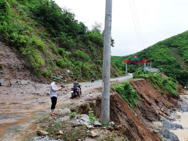 Ta luy âm bên đường sụt xuống, đe dọa tuyến Quốc lộ 15C lên Mường Lát. Ta luy âm bên đường sụt xuống, đe dọa tuyến Quốc lộ 15C lên Mường Lát.