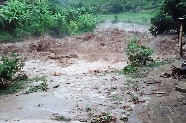 Nước lũ ở huyện Mường Lát đang có chiều hướng phức tạp.