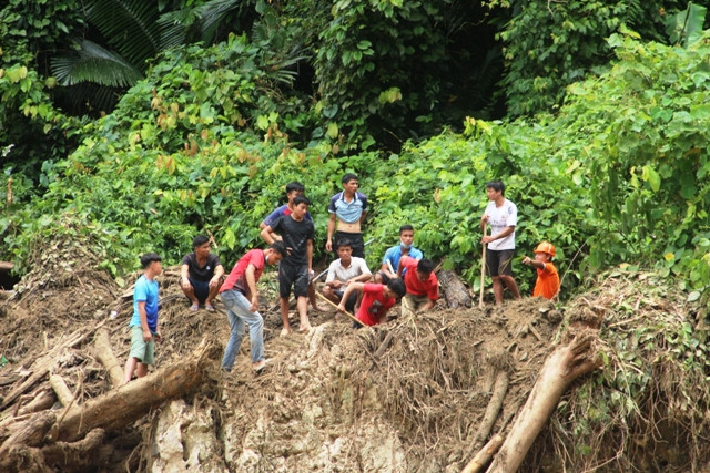 Người dân đào bới đất, đá để tìm thi thể người gặp nạn ở bản Sa Ná.