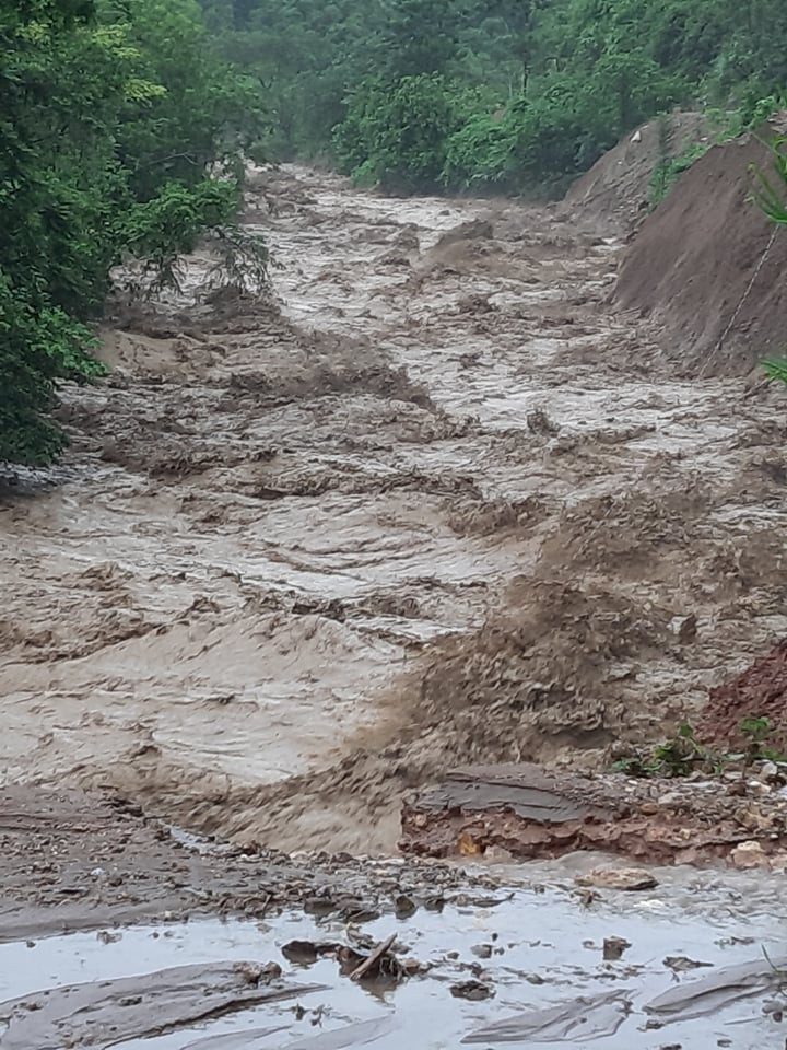Nước lũ đã khiến bờ suối bị sạt lở nặng nề