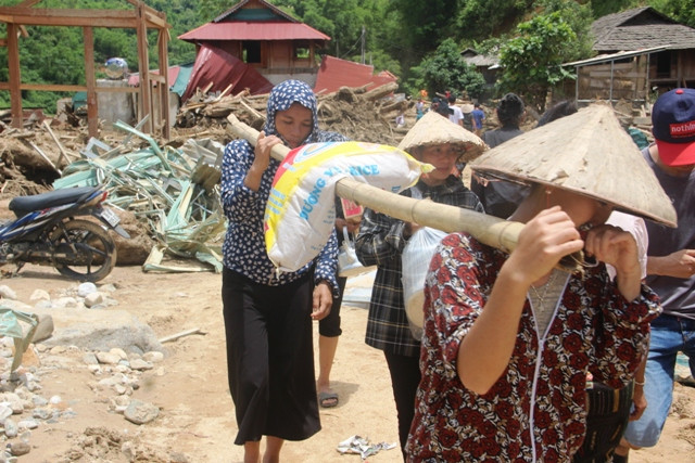 Nhận gạo cứu trợ