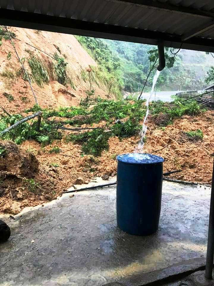 Mưa lớn cũng khiến tình trạng lở đất từ trên núi đổ xuống dẫn đến tắc đường giao thông....