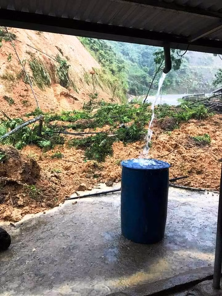 Mưa lớn cũng khiến tình trạng lở đất từ trên núi đổ xuống dẫn đến tắc đường giao thông....