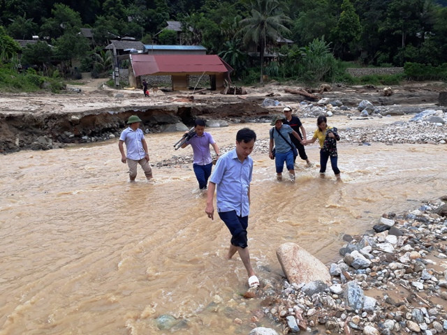 Đoàn công tác của Phòng GD&ĐT Quan Sơn đi kiểm tra điểm trường, sau mưa lũ.