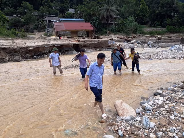 Đoàn công tác của Phòng GD&ĐT Quan Sơn đi kiểm tra điểm trường, sau mưa lũ.