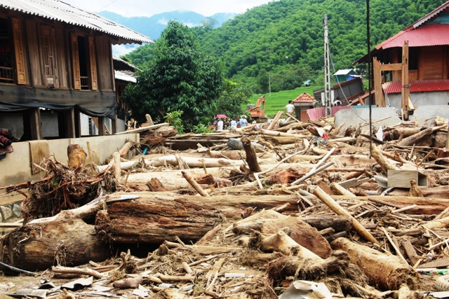 Trên đường đi trong bản