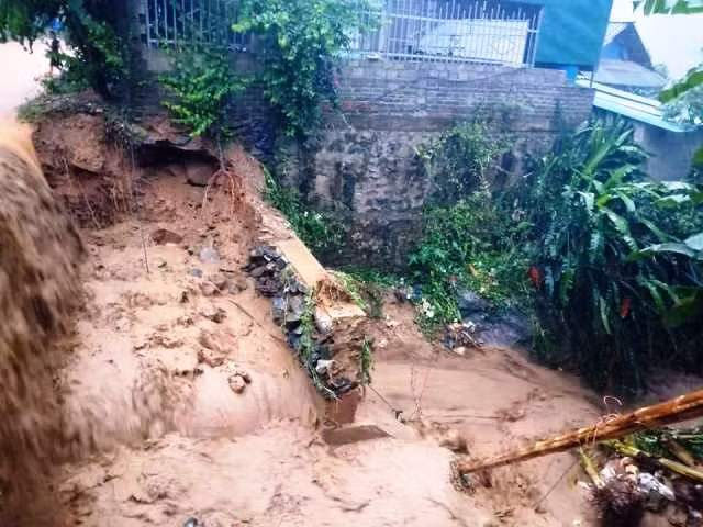 ...và sạt lở cũng đang diễn biến phúc tạp.