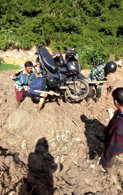 Bùn ngập đến đầu gối