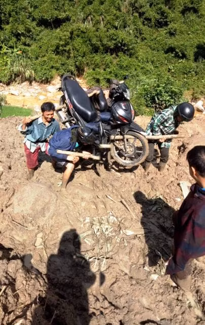 Bùn ngập đến đầu gối