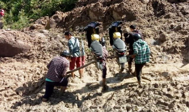 Tiết kiệm thời gian bằng cách khiêng hai chiếc xe một lúc.