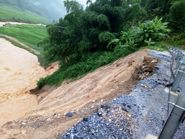 Hiện nay, tuyến quốc lộ 217 đang bị sạt lở nặng.