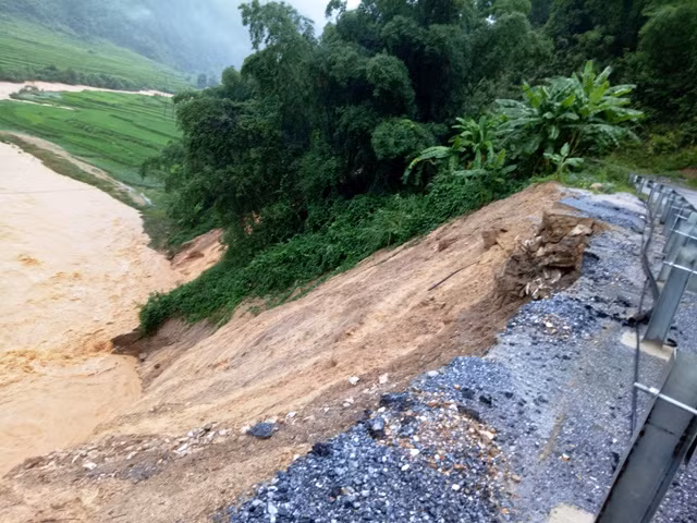 Hiện nay, tuyến quốc lộ 217 đang bị sạt lở nặng.