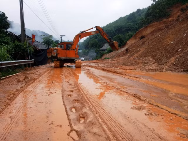 Công tác khắc phục sạt lở đường 217 đang được tiến hành khẩn trương.