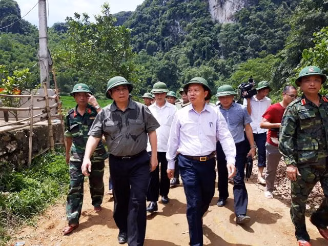 Đoàn công tác đi bộ vào bản Sa Ná