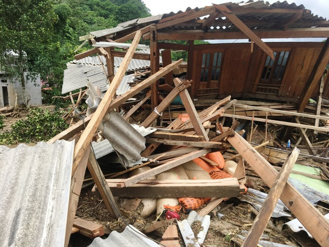 Nhà cửa tan nát, lương thực cũng bị vùi lấp