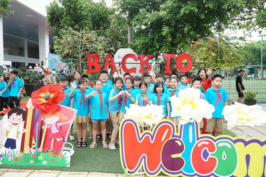 Niềm vui rạng rỡ của cô trò trong ngày khai giảng. Xây dựng trường học hạnh phúc, tích cực cũng là mục tiêu mà các trường học Nghệ An đặt ra trong đối mới giáo dục và đào tạo. Niềm vui rạng rỡ của cô trò trong ngày khai giảng. Xây dựng trường học hạnh phúc, tích cực cũng là mục tiêu mà các trường học Nghệ An đặt ra trong đối mới giáo dục và đào tạo.