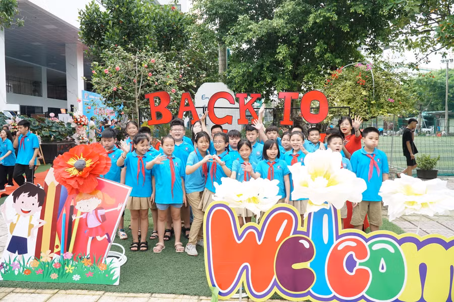 Niềm vui rạng rỡ của cô trò trong ngày khai giảng. Xây dựng trường học hạnh phúc, tích cực cũng là mục tiêu mà các trường học Nghệ An đặt ra trong đối mới giáo dục và đào tạo.