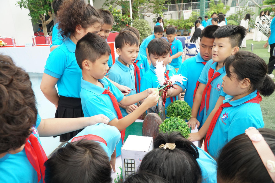Ngay sau phần lễ, các em được vui chơi tự do, tạo tinh thần phấn khởi, hào hứng bắt đầu một năm học mới. Ngay sau phần lễ, các em được vui chơi tự do, tạo tinh thần phấn khởi, hào hứng bắt đầu một năm học mới.