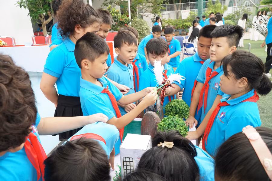 Ngay sau phần lễ, các em được vui chơi tự do, tạo tinh thần phấn khởi, hào hứng bắt đầu một năm học mới.