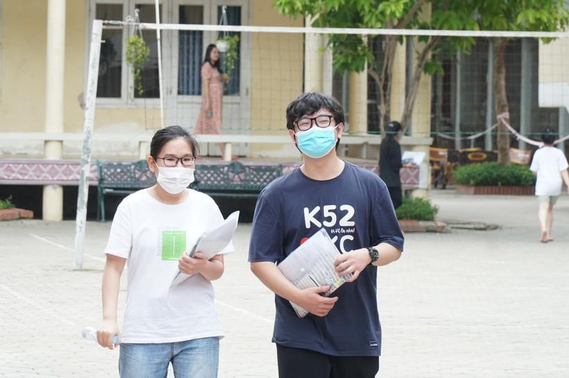 Thí sinh Nghệ An nhận định đề thi tổ hợp vừa sức nhưng vẫn có độ phân hóa cao. Với học sinh chỉ cần mục tiêu xét tốt nghiệp THPT thì phần đề thi ở mức độ nhận biết, thông hiểu khá nhẹ nhàng.