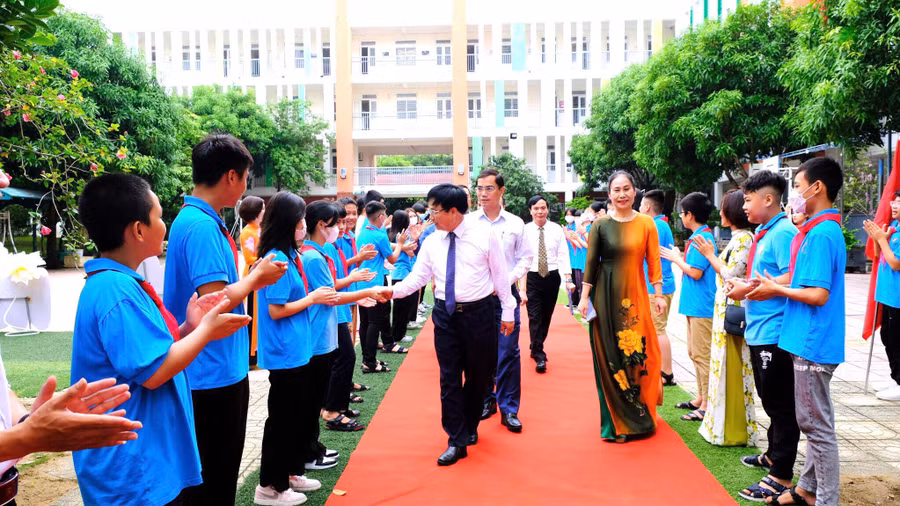 Ông Bùi Đình Long - Phó chủ tịch UBND tỉnh Nghệ An dự lễ khai giảng năm học mới 2022-2023, chúc mừng và động viên học sinh, giáo viên Trường phổ thông chất lượng cao Phượng Hoàng (TP Vinh, Nghệ An).