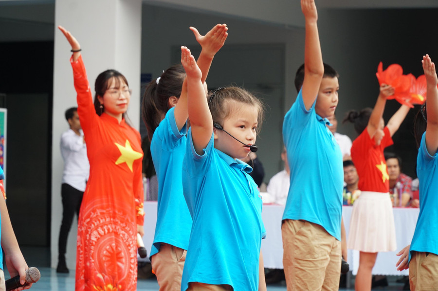 Sau phần lễ ngắn gọn là phần hội với sự tham gia của tất cả học sinh các khối lớp từ tiểu học, THCS, THPT và thầy cô giáo tại Trường phổ thông chất lượng cao Phượng Hoàng. Sau phần lễ ngắn gọn là phần hội với sự tham gia của tất cả học sinh các khối lớp từ tiểu học, THCS, THPT và thầy cô giáo tại Trường phổ thông chất lượng cao Phượng Hoàng.