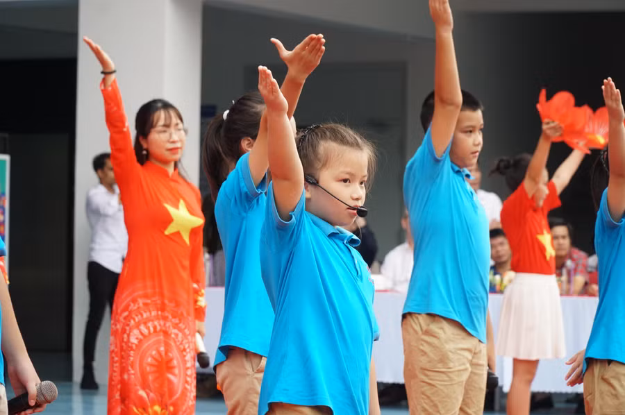 Sau phần lễ ngắn gọn là phần hội với sự tham gia của tất cả học sinh các khối lớp từ tiểu học, THCS, THPT và thầy cô giáo tại Trường phổ thông chất lượng cao Phượng Hoàng.