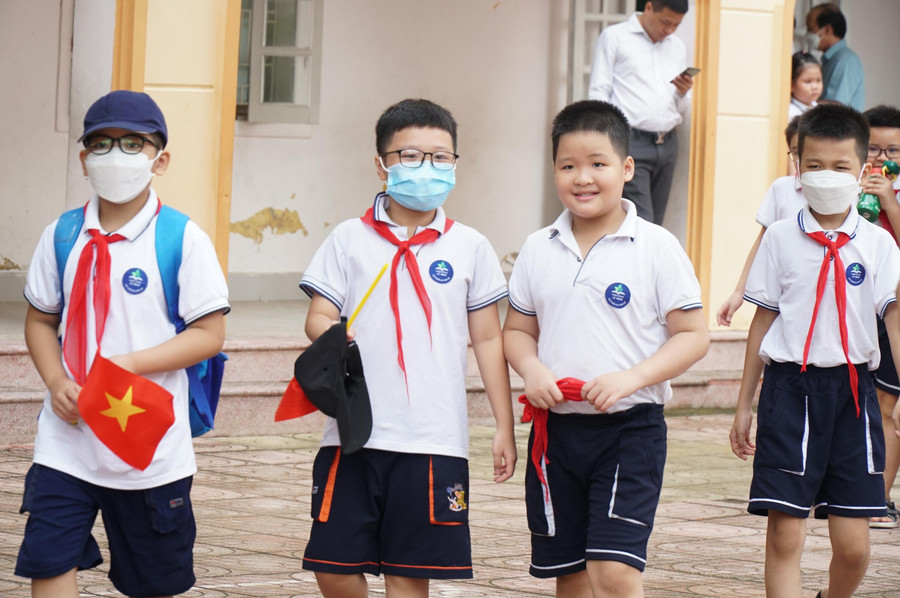 Niềm vui đến trường ngày lễ khai giảng của học sinh Trường Tiểu học Lê Mao, TP Vinh, Nghệ An. Niềm vui đến trường ngày lễ khai giảng của học sinh Trường Tiểu học Lê Mao, TP Vinh, Nghệ An.