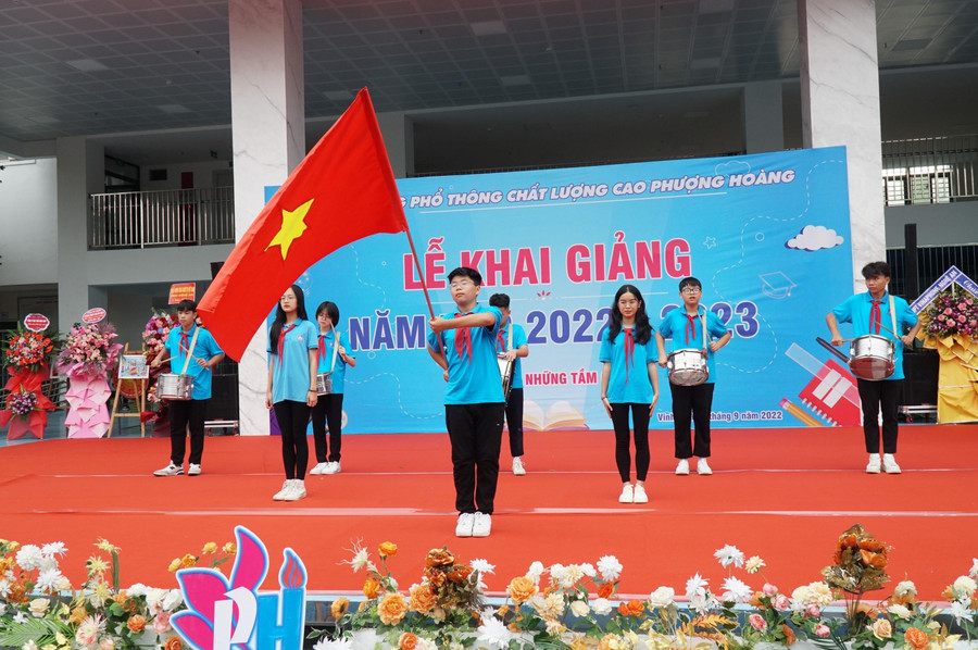 Sau hơn 2 năm dịch bệnh, khoảng 800 nghìn học sinh của gần 1.500 trường học tỉnh Nghệ An đã có lễ khai giảng năm học mới bình thường, phấn khởi. Sau hơn 2 năm dịch bệnh, khoảng 800 nghìn học sinh của gần 1.500 trường học tỉnh Nghệ An đã có lễ khai giảng năm học mới bình thường, phấn khởi.