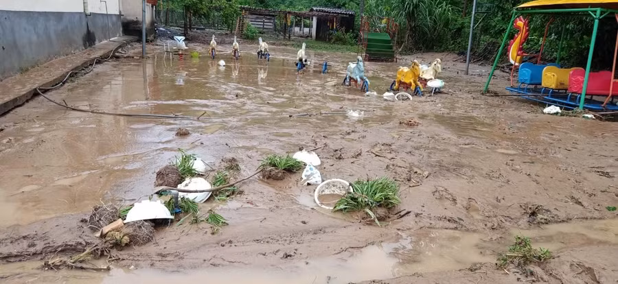 Bùn đất ngập dày, vùi lấp đồ dùng, đồ chơi của Trường Mầm non Chiêu Lưu (xã Chiêu Lưu, huyện Kỳ Sơn).